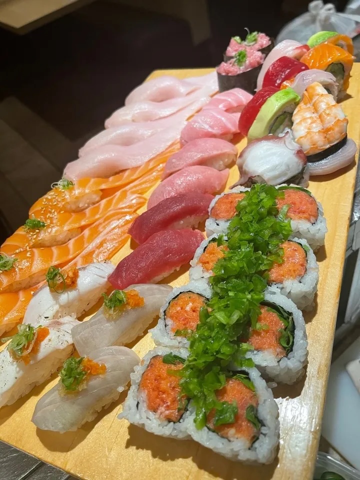 65f452534aa7d25dd7161663_5 kinds of sushi rolls with raw fish